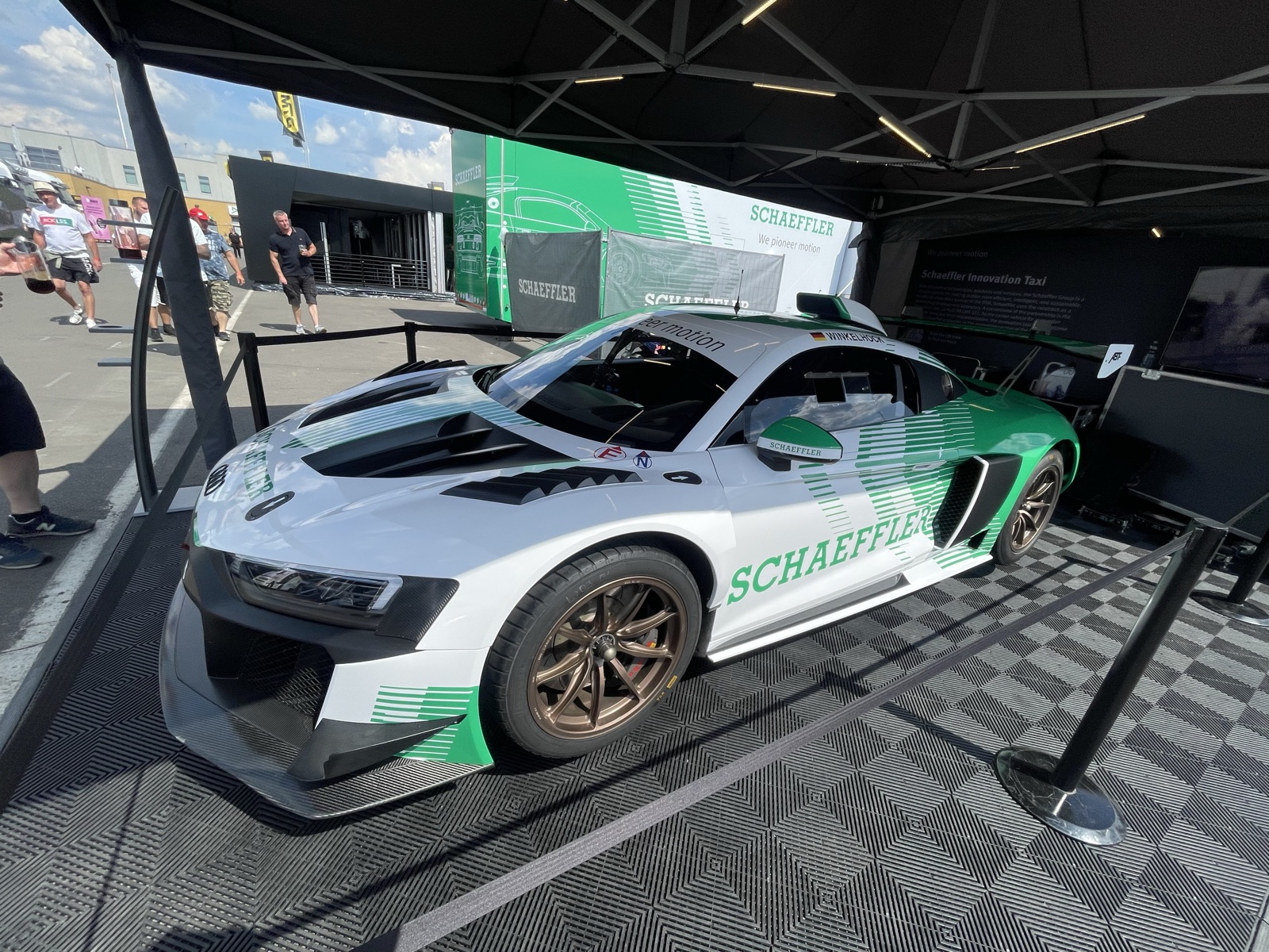 Audi R8 LMS GT3 no estande Schaeffler Innovation Taxi