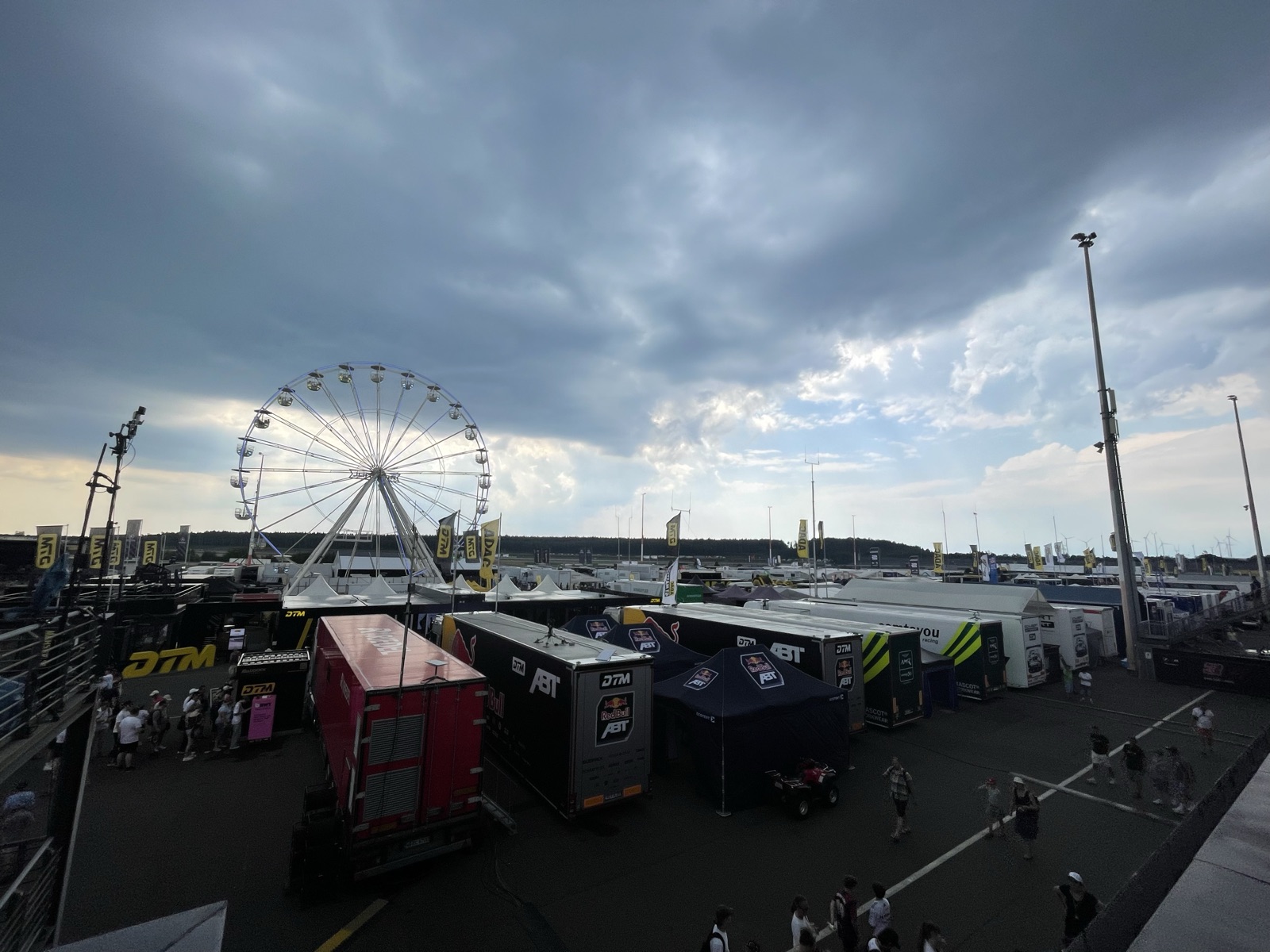 Paddock da DTM sob tempo nublado no sábado