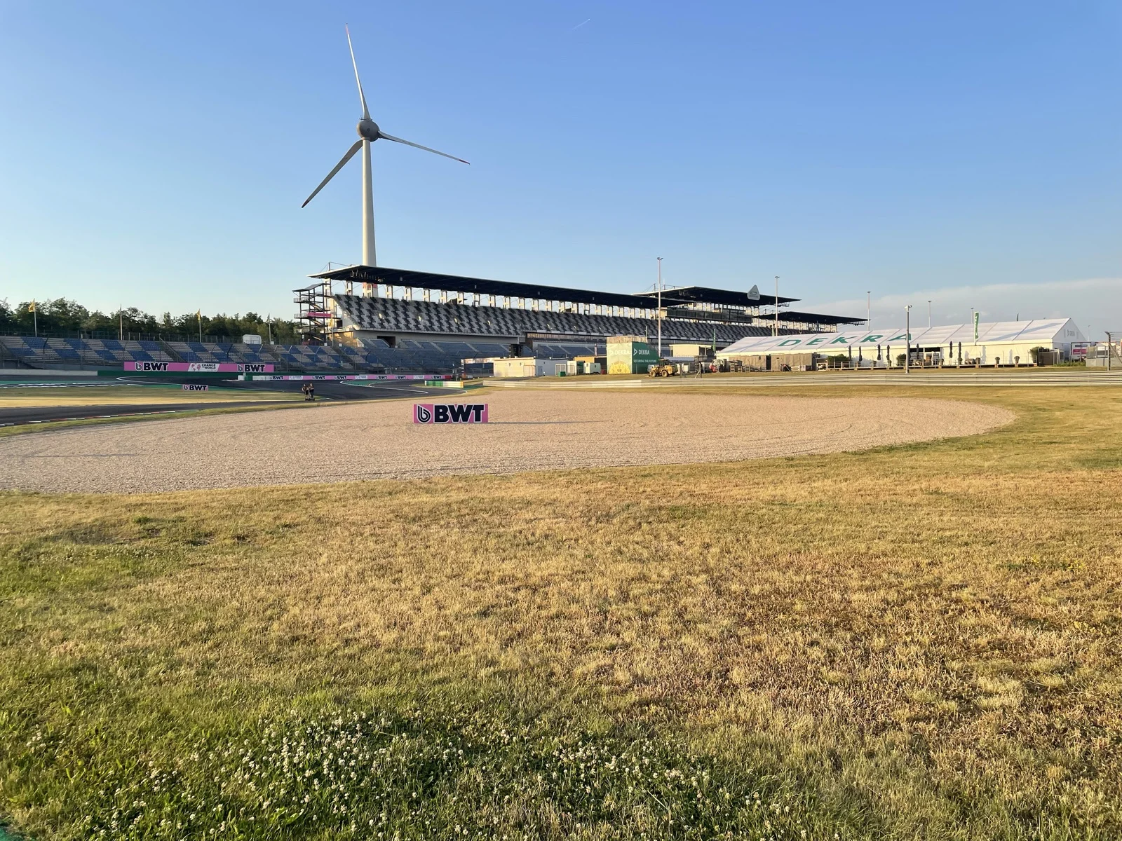 Tribuna principal e a turbina eólica do Lausitzring