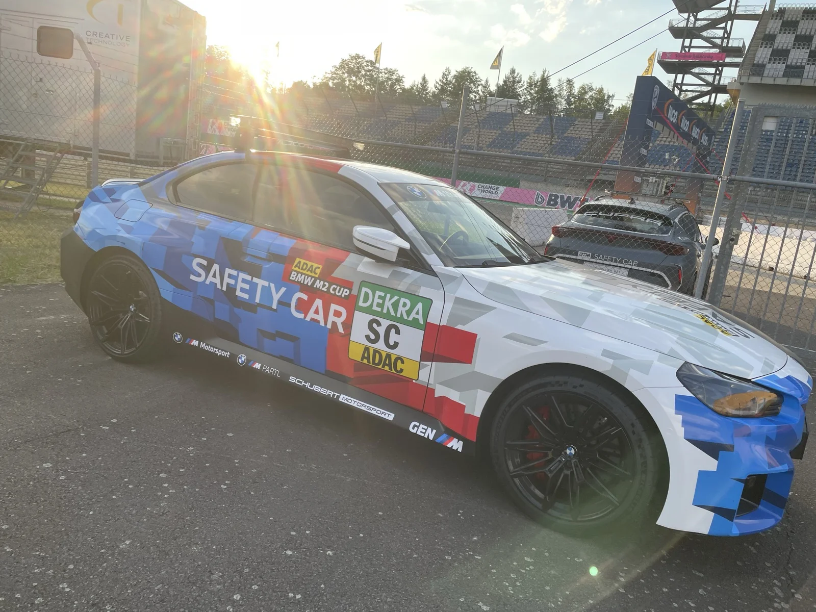 Safety car BMW M2 da DTM, com identificação DEKRA