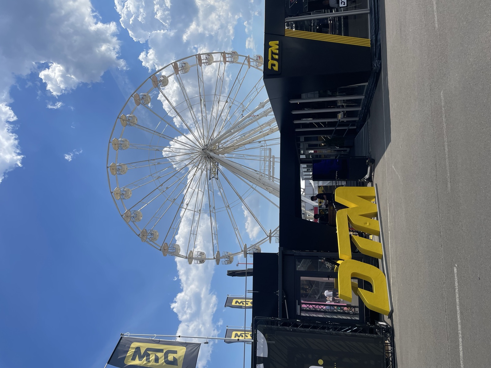 Entrada da área interna do circuito, com a roda-gigante da fan zone ao fundo