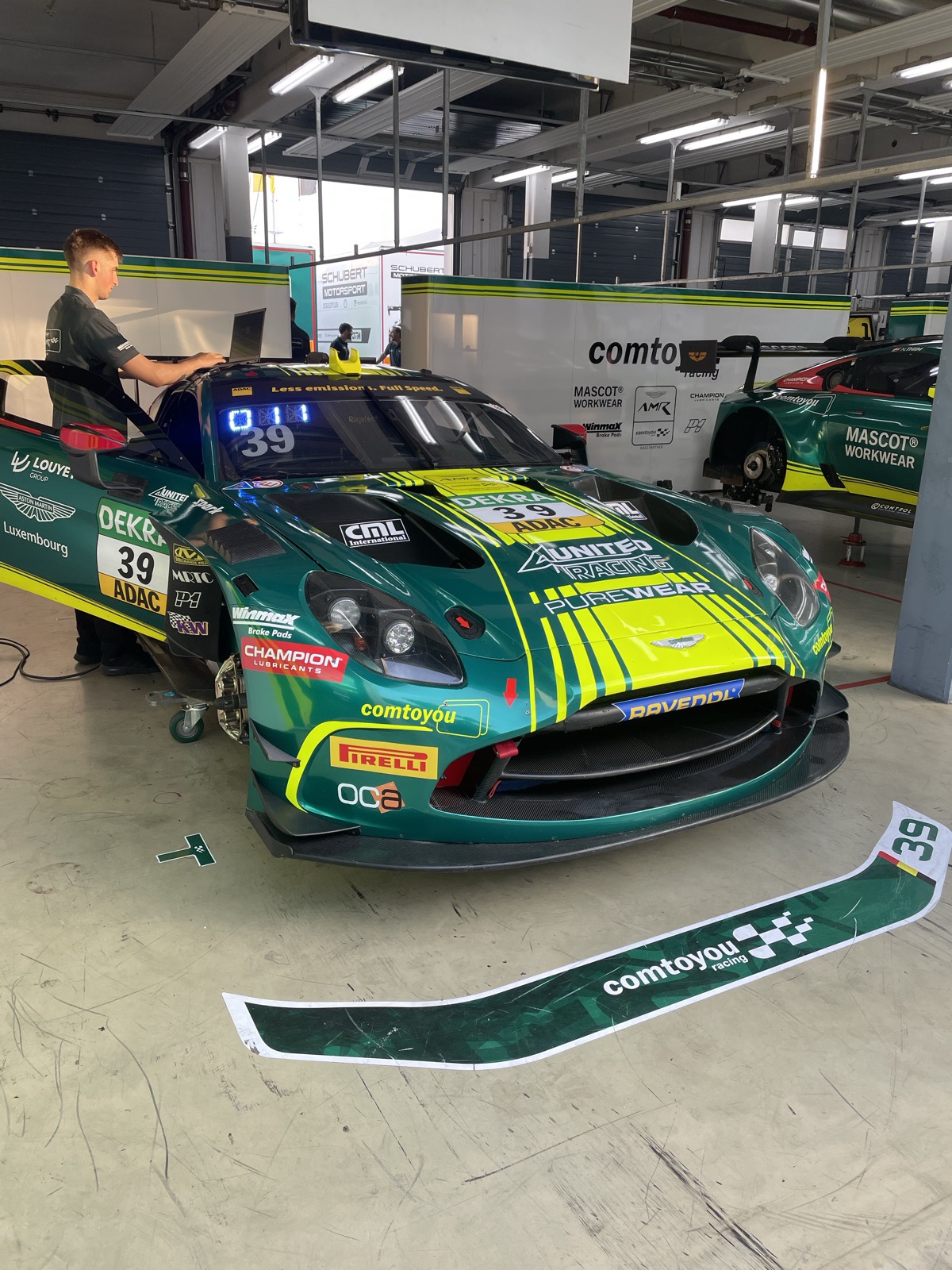 Aston Martin Vantage GT3 número 39 da Comtoyou Racing