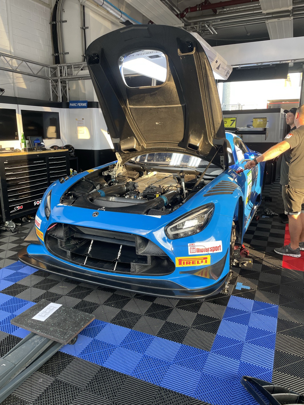 Mercedes-AMG GT3 azul no parc fermé com o capô aberto
