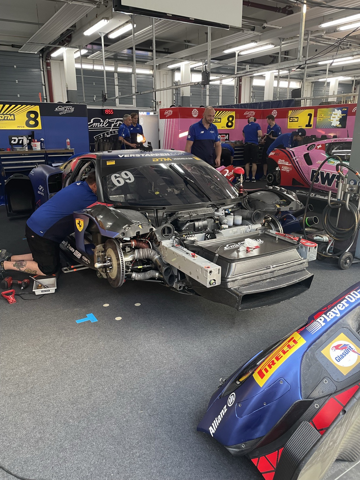 Ferrari 296 GT3 número 69 da Emil Frey Racing em manutenção