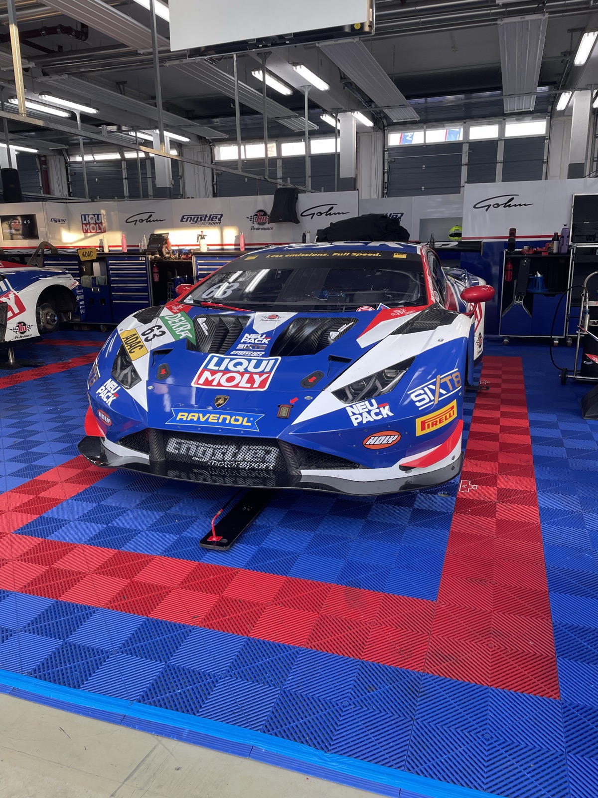 Lamborghini GT3 número 63 com patrocínio Sixt e Liqui Moly