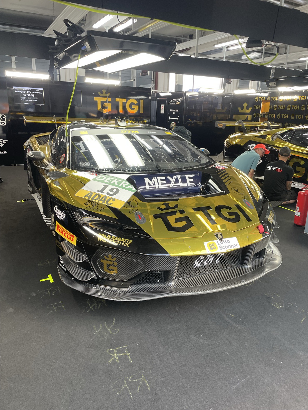 Carro número 19 da TGI Team by GRT nos boxes