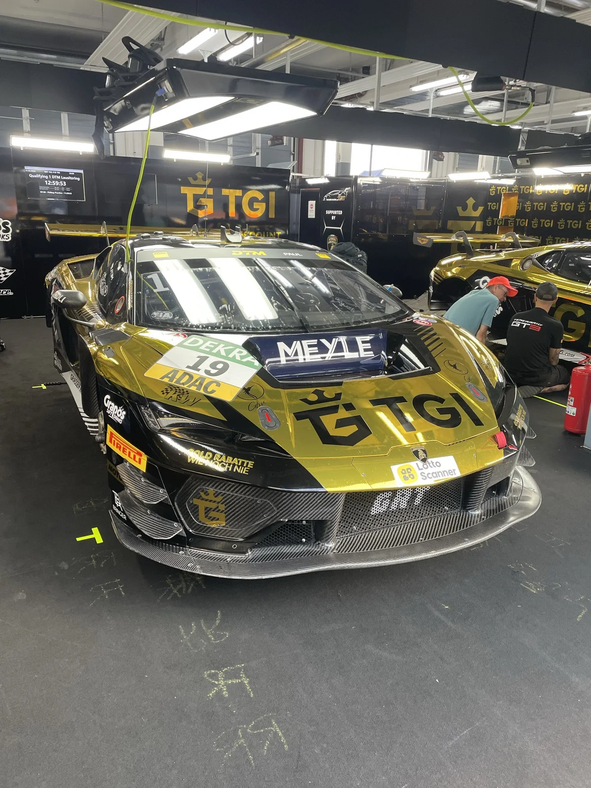 Carro número 19 da TGI Team by GRT nos boxes