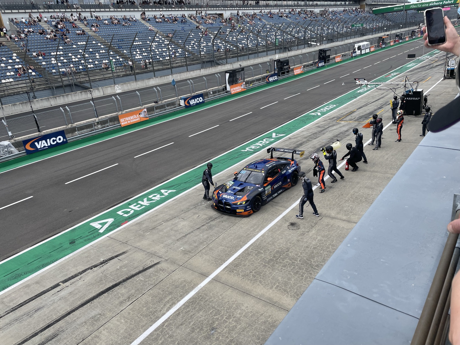 Pit stop de um BMW M4 GT3 número 10 da VAICO na corrida de domingo