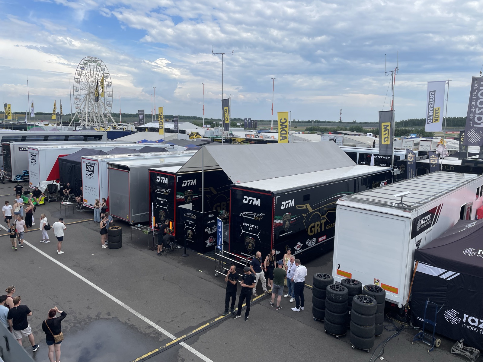 Paddock da DTM visto do alto, com a roda-gigante ao fundo