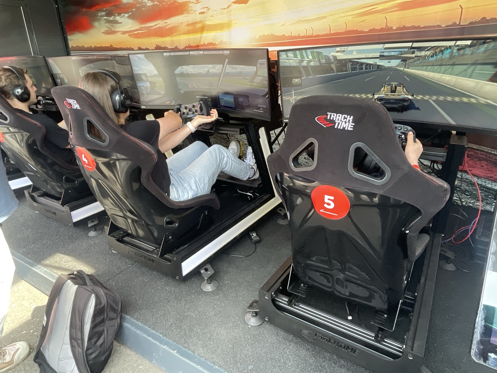 Simuladores da RaceRoom Racing Experience na fan zone