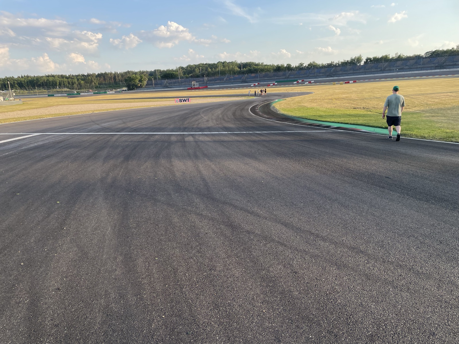 Curva com brita e a arquibancada, no track walk