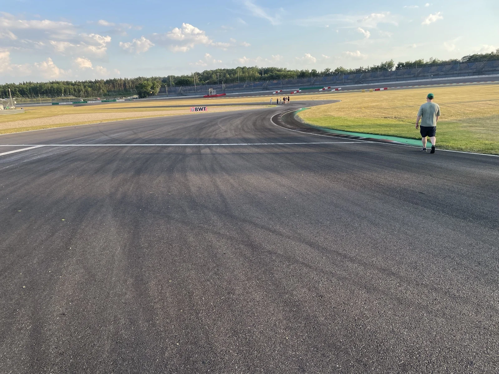 Curva com brita e a arquibancada, no track walk