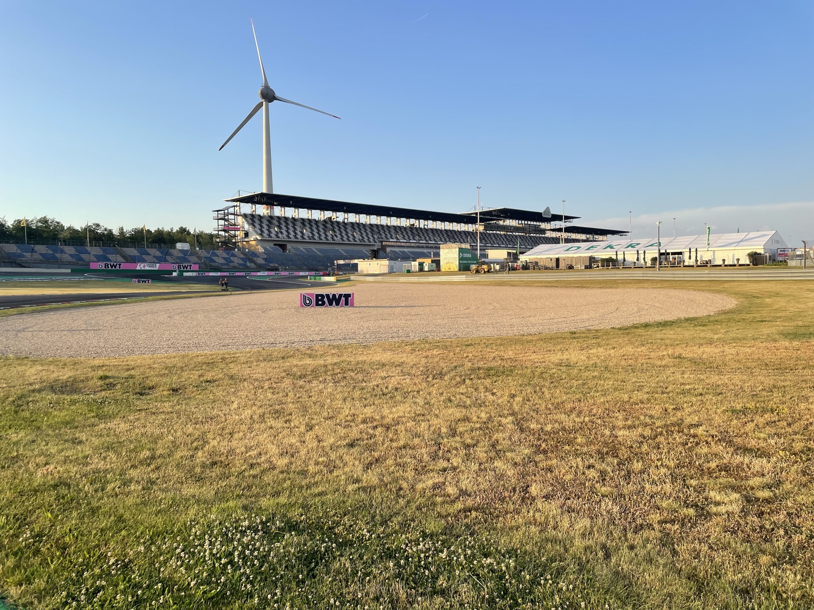 Reta principal e as tribunas vistas do track walk
