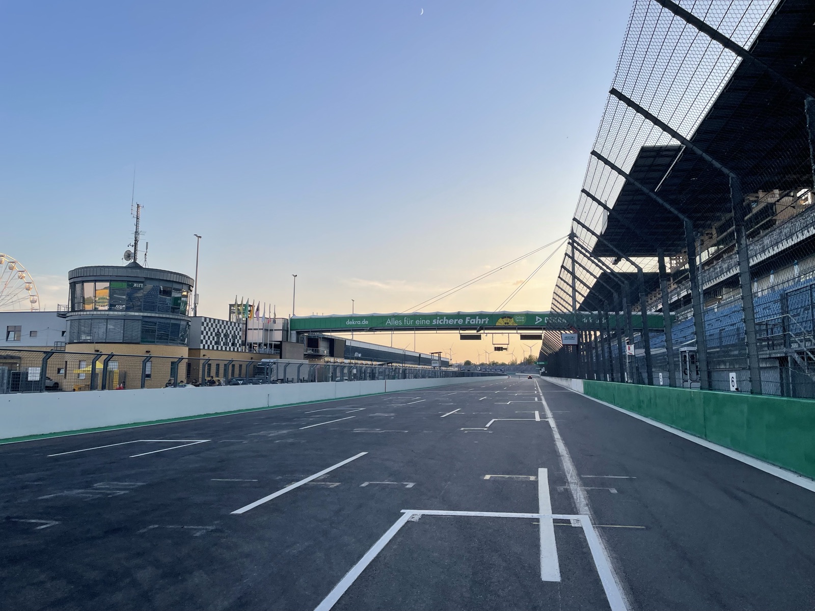 Arquibancada e a curva com brita, com placas da BWT